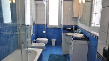 Ensemble douche/baignoire, serviettes fournies