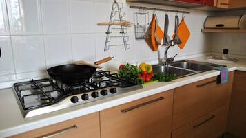 Kühlschrank, Ofen, Herdplatte, Geschirrspüler