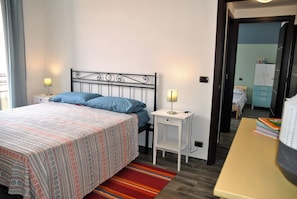 2 bedrooms, iron/ironing board, internet, bed sheets