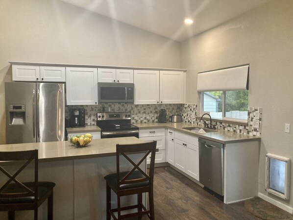 Refrigerador, microondas, horno y parrilla de estufa 