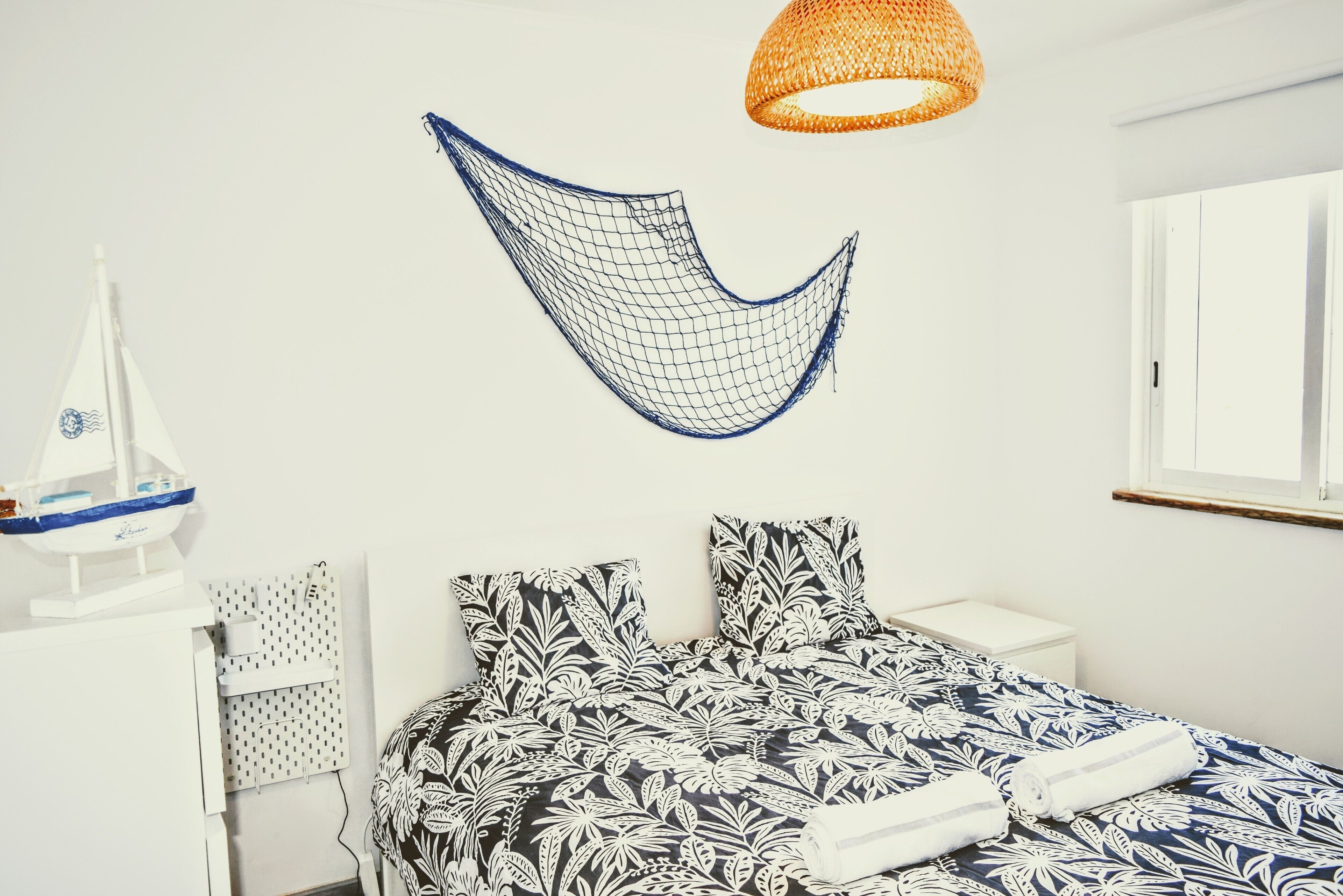 Tabla de planchar con plancha, wifi, ropa de cama