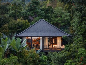 A modern house with a dark roof, surrounded by dense tropical vegetation. - Munduk Cabins by Desa Hay (Munduk)