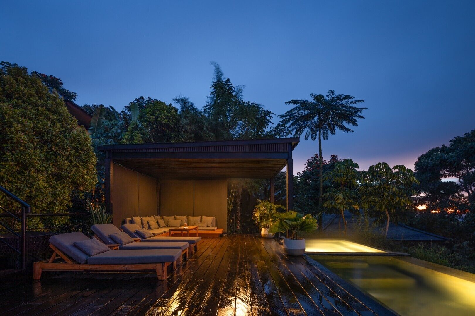 Una piscina al aire libre, sillones reclinables de piscina