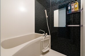 Basic-Zweibettzimmer | Badezimmer | Haartrockner, Hausschuhe, Bidet, Handtücher