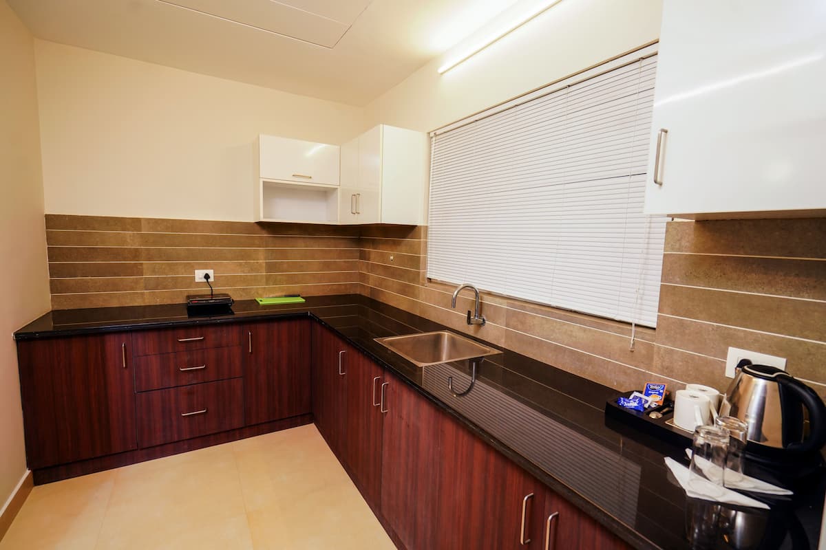 One Bedroom Apartment | Private kitchenette | Mini-fridge, coffee/tea maker, electric kettle