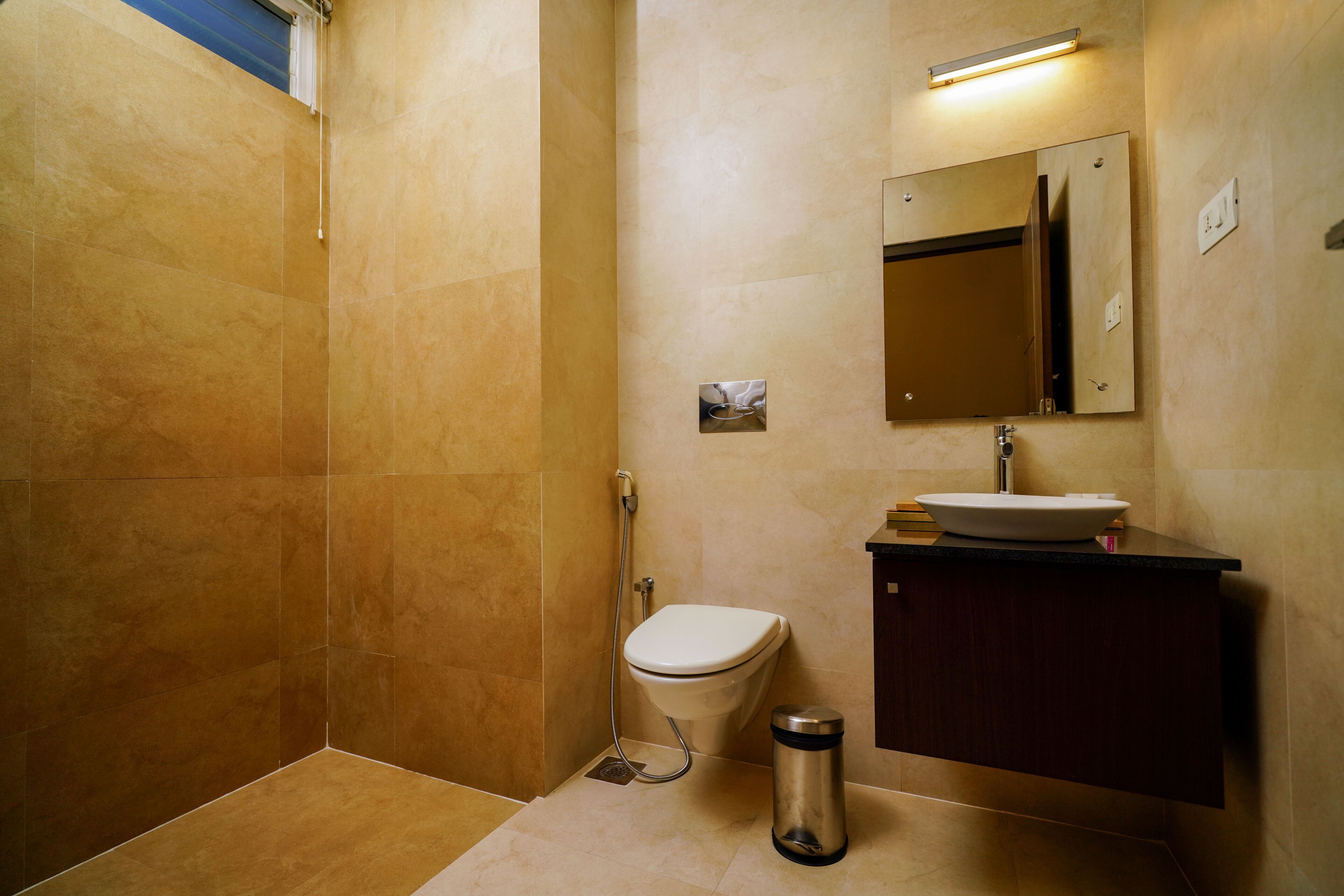 Une salle de bain avec des toilettes, un lavabo et un miroir.