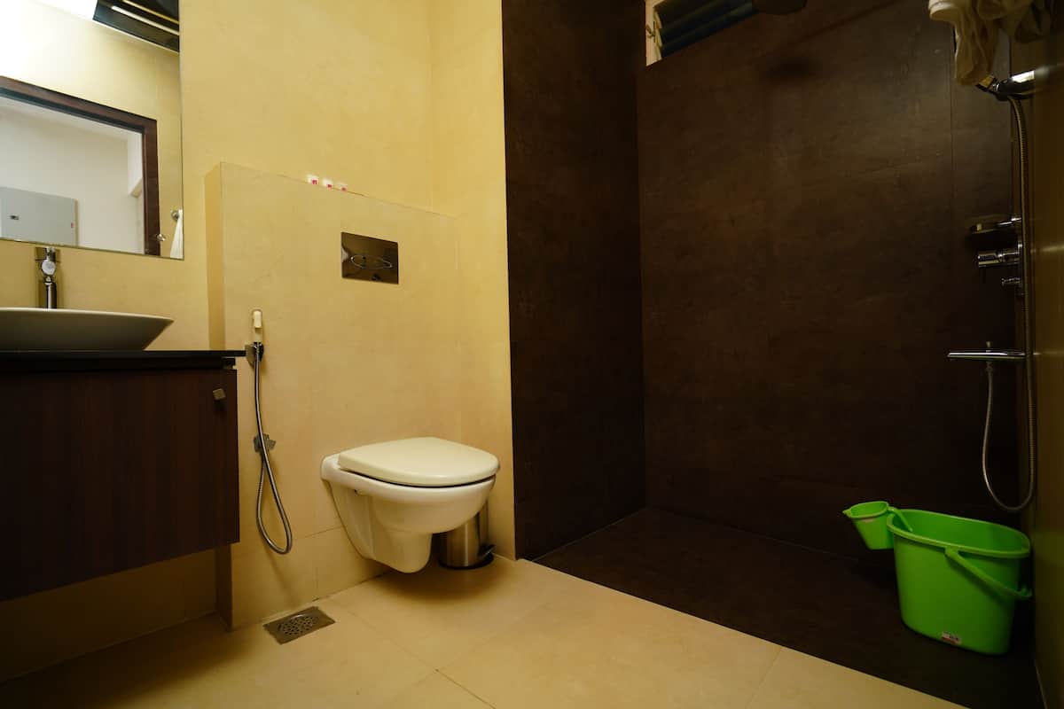 Superior Double Room | Bathroom | Shower, free toiletries, towels, soap