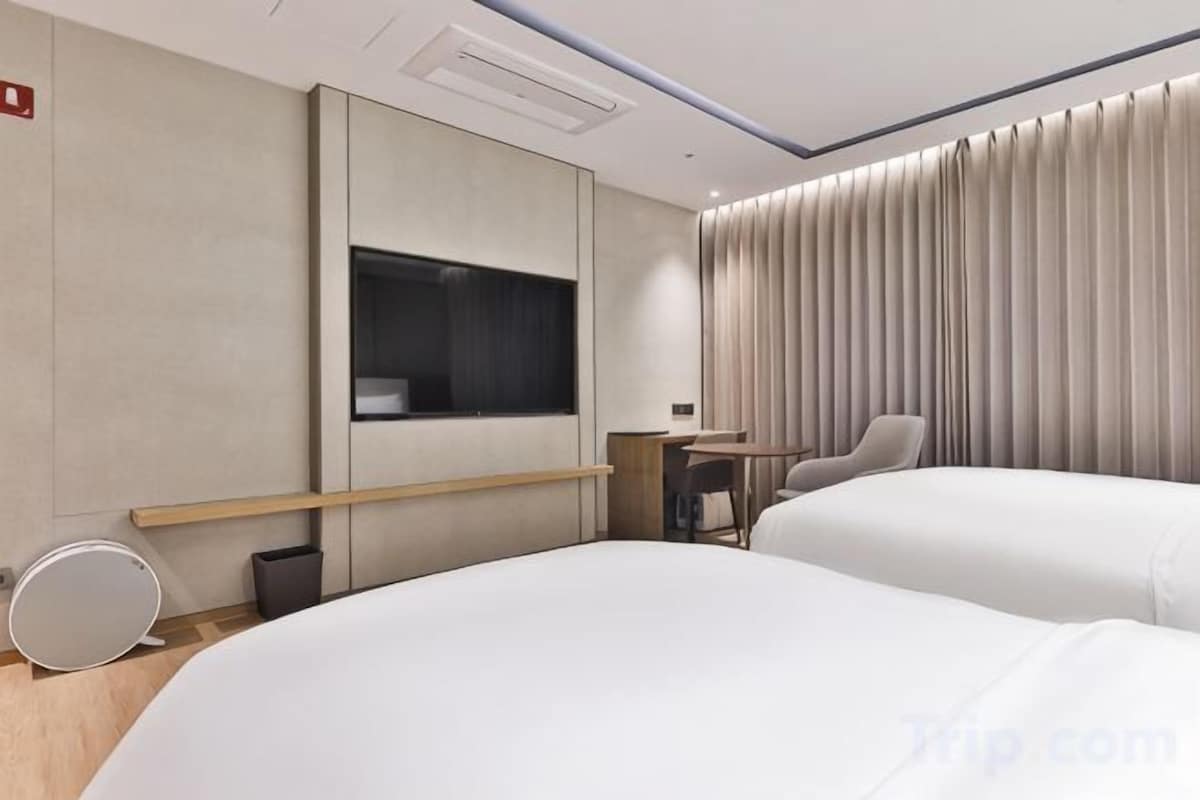 Cubrecamas, wifi gratis, decoración personalizada y muebles diferentes 