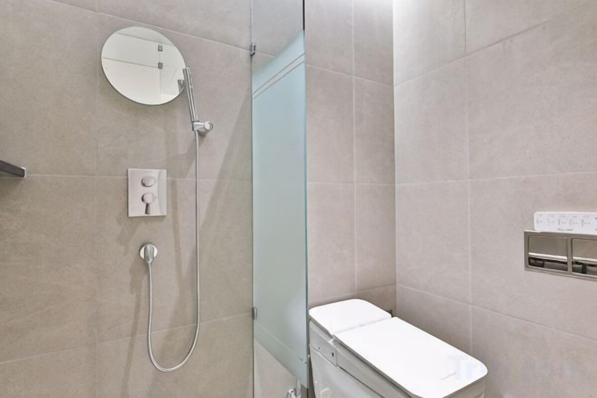 Secador de pelo, batas, pantuflas, bidet