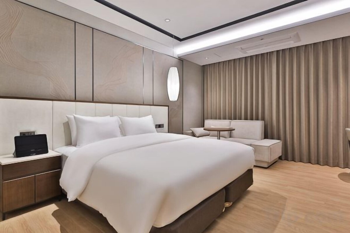 Cubrecamas, wifi gratis, decoración personalizada y muebles diferentes