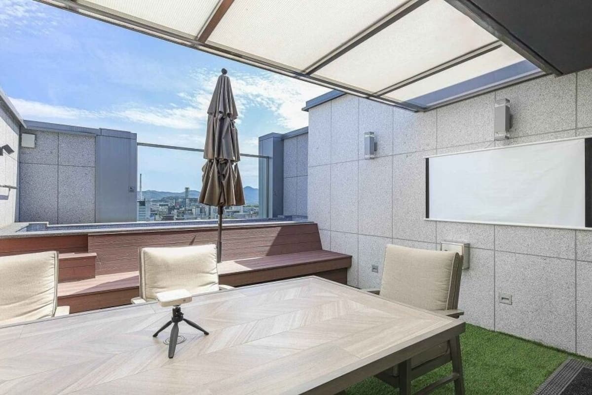 Suite Twin Rooftop | Down comforters, individually decorated, individually furnished