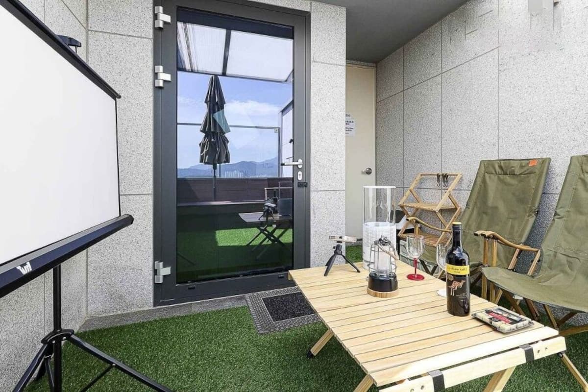 Signature Double rooftop | Down comforters, individually decorated, individually furnished