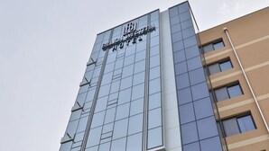 Un moderno edificio de hotel con fachada de vidrio y un letrero que dice "Billion Western Hotel".