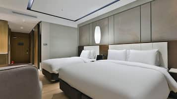 Una habitación de hotel con dos camas, un escritorio y una silla.