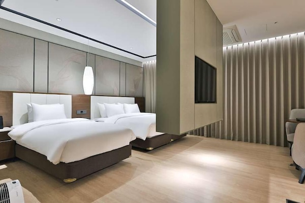 Suite Twin Rooftop | Edredón, decoración personalizada, muebles diferentes y wifi gratis