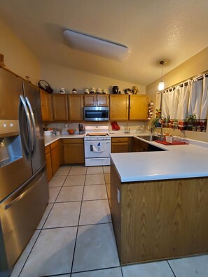 Refrigerador, microondas, horno y parrilla de estufa