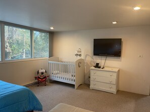 3 habitaciones, tabla de planchar con plancha y cuna de viaje