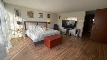 3 bedrooms, iron/ironing board, travel crib, free WiFi