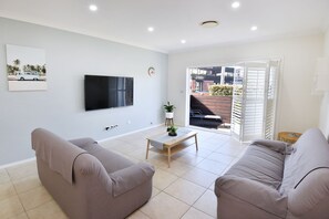 Comfort House, 2 Bedrooms, Non Smoking, Mountain View | Living area - Point Bulli (Bulli)