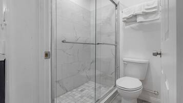 Standard Single Room | Bathroom | Free toiletries