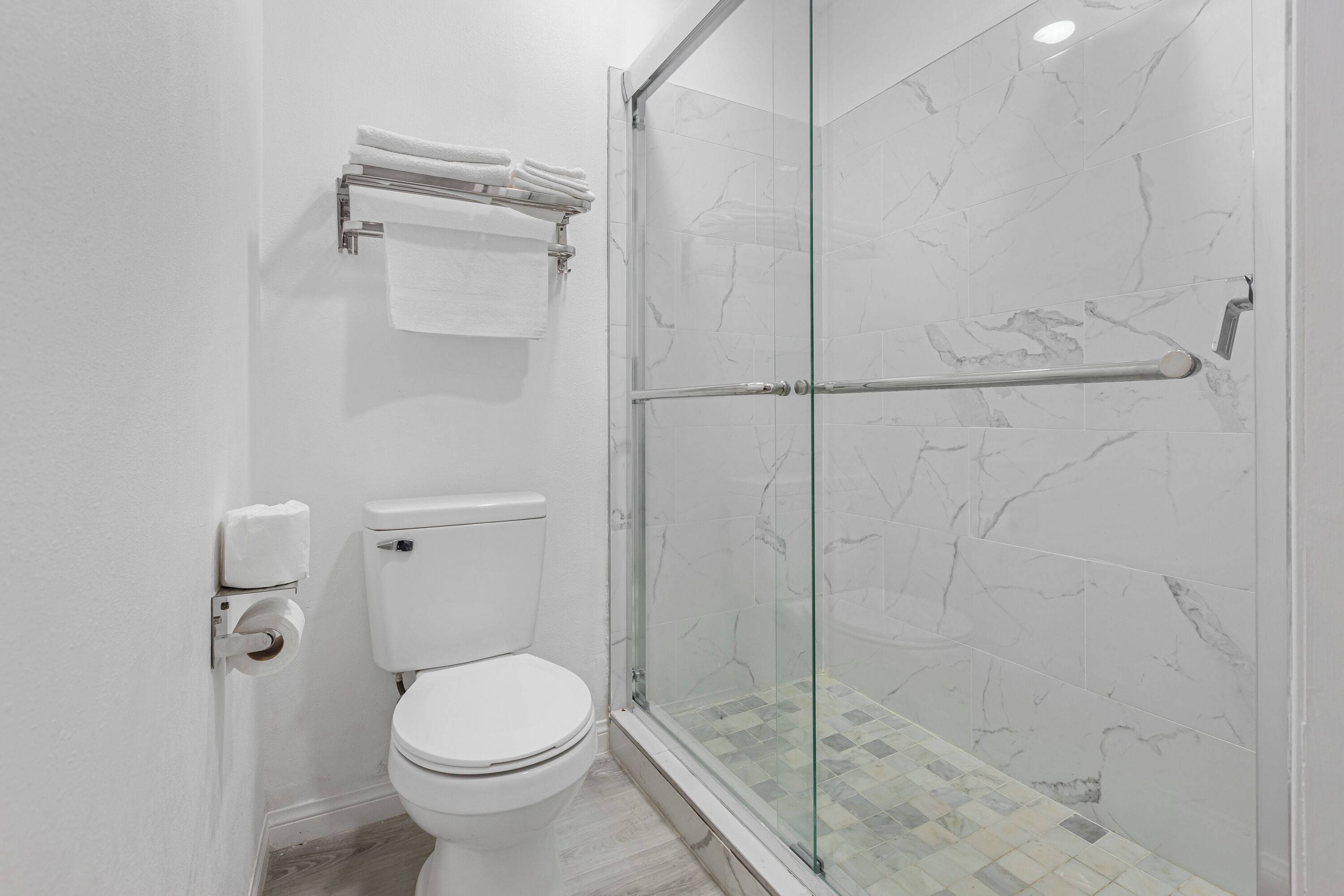 Standard Double Room | Bathroom | Free toiletries