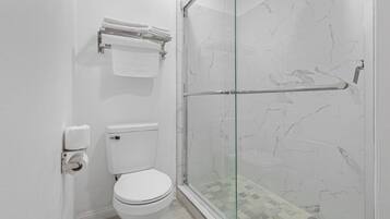 Standard Double Room | Bathroom | Free toiletries