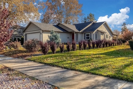 Exterior. Vineyard Gypsy - kitchen, gas fireplace, hot tub, queen beds