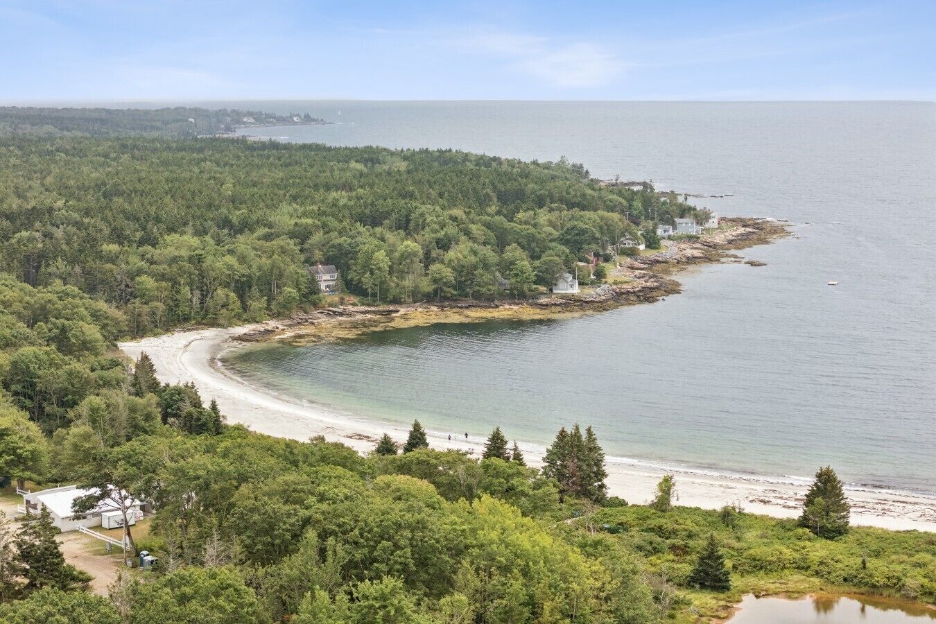 Una spiaggia nelle vicinanze