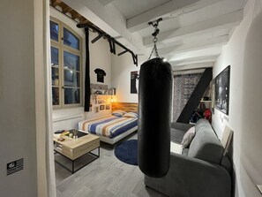 4 bedrooms, WiFi, bed sheets - Large apartment with garden in the heart of the historic center (Arles)