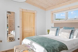 1 bedroom, desk, iron/ironing board, travel crib - Hayditch, Great Field Lodges -  a lodge that sleeps 2 guests  in 1 bedroom (Braunton)