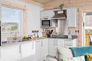 Fridge, microwave, oven, stovetop - Hayditch, Great Field Lodges -  a lodge that sleeps 2 guests  in 1 bedroom (Braunton)