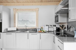 Fridge, microwave, oven, stovetop - Croftner, Great Field Lodges -  a lodge that sleeps 2 guests  in 1 bedroom (Braunton)