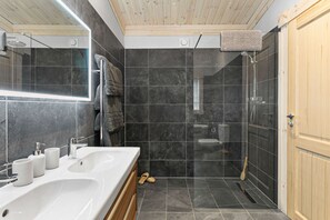 Bañera, secador de pelo y toallas