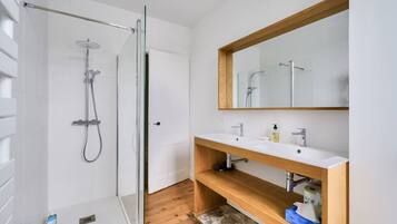 Douche, sĂšche-cheveux, serviettes fournies, savon