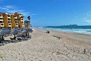 Beach nearby - Ocean Front Resort 2-Bedroom Condo at Princesa de Peñasco with Amenities (Puerto PeÃ±asco)