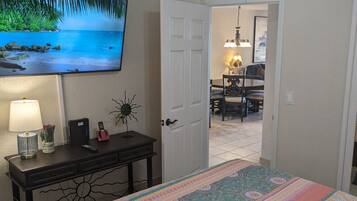 1 dormitorio y tabla de planchar con plancha