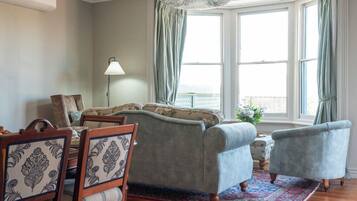 32-inch Smart TV with cable channels, TV, heated floors