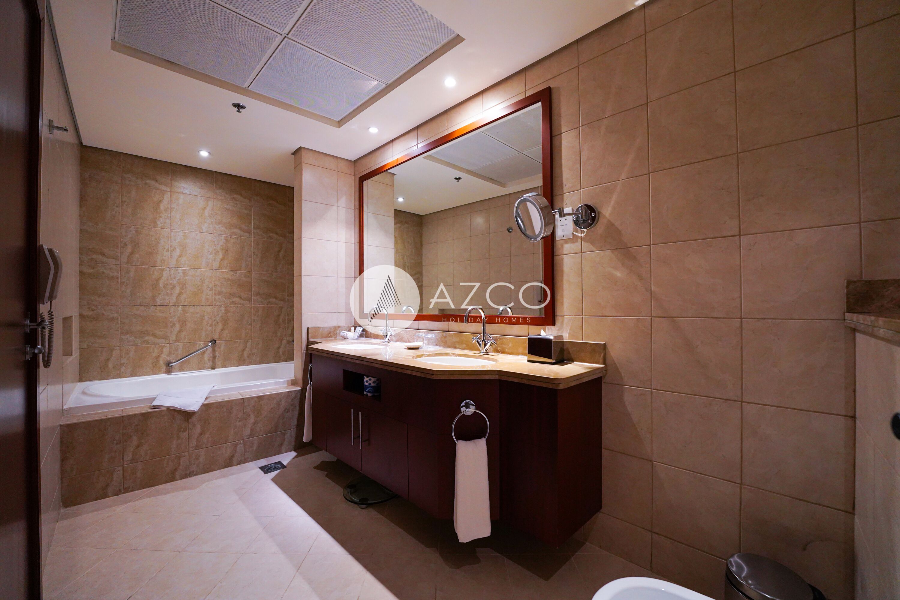 Doccia, vasca idromassaggio, asciugacapelli, asciugamani