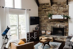 Smart-TV, Kamin, Bücher