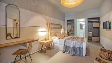 Une chambre à coucher moderne avec un lit, une table de chevet, une chaise et un grand miroir.