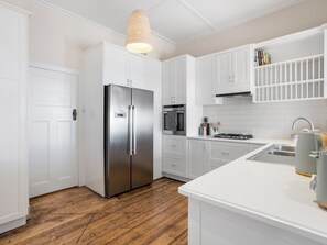 Fridge, microwave, oven, stovetop - Roma in the Heart Mornington (Mornington)