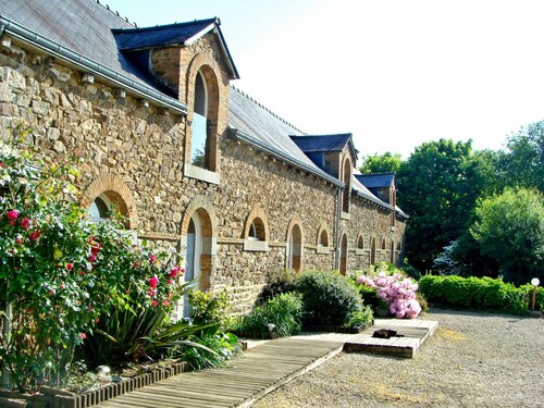 Les Cavaliers, character gîte with swimming pool, 20 minutes from the seaside