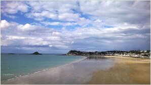 A coastal beach scene with clear skies and calm waters. - Les Cavaliers, character gîte with swimming pool, 20 minutes from the seaside (La Poterie, Lamballe)