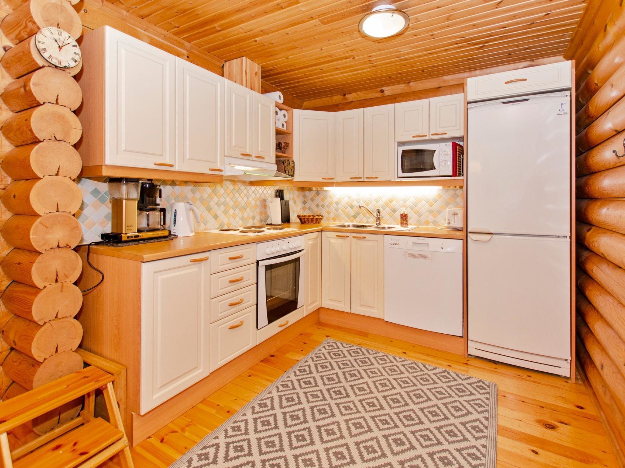 Frigorifero, microonde, lavastoviglie, pentole/stoviglie/utensili