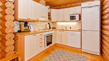 Een koelkast, een microgolfoven, een vaatwasser