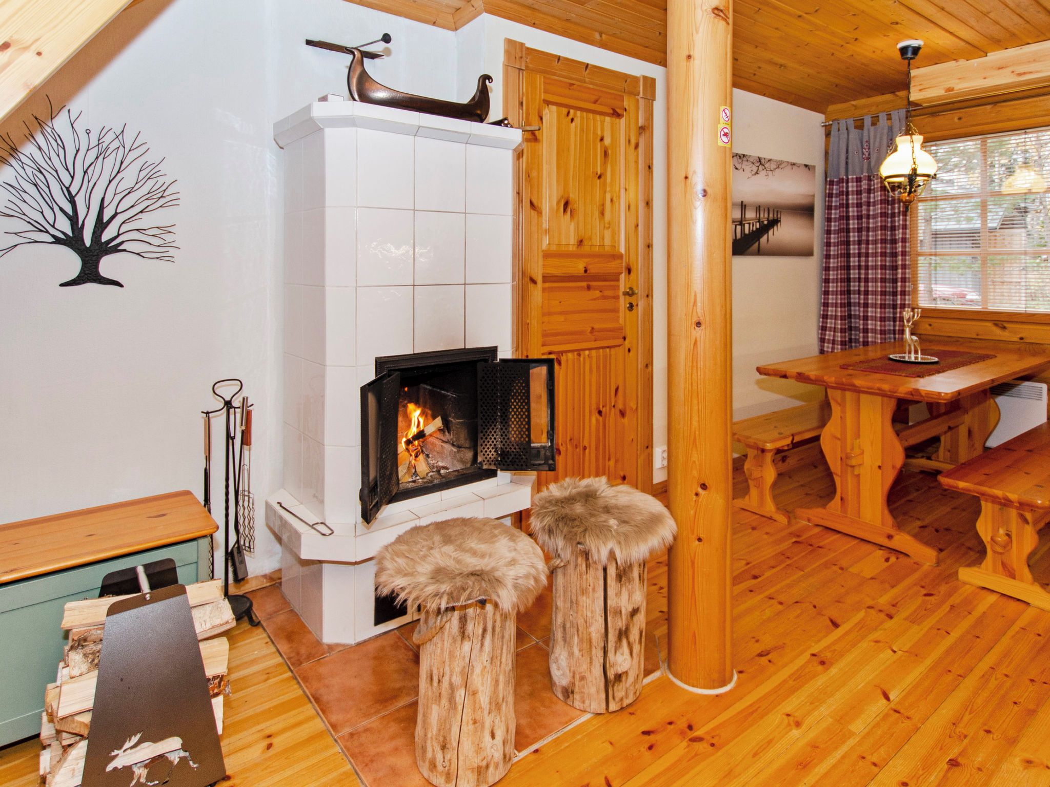 Ein gemütliches Zimmer mit Kamin, Holzmöbeln und einem Esstisch.