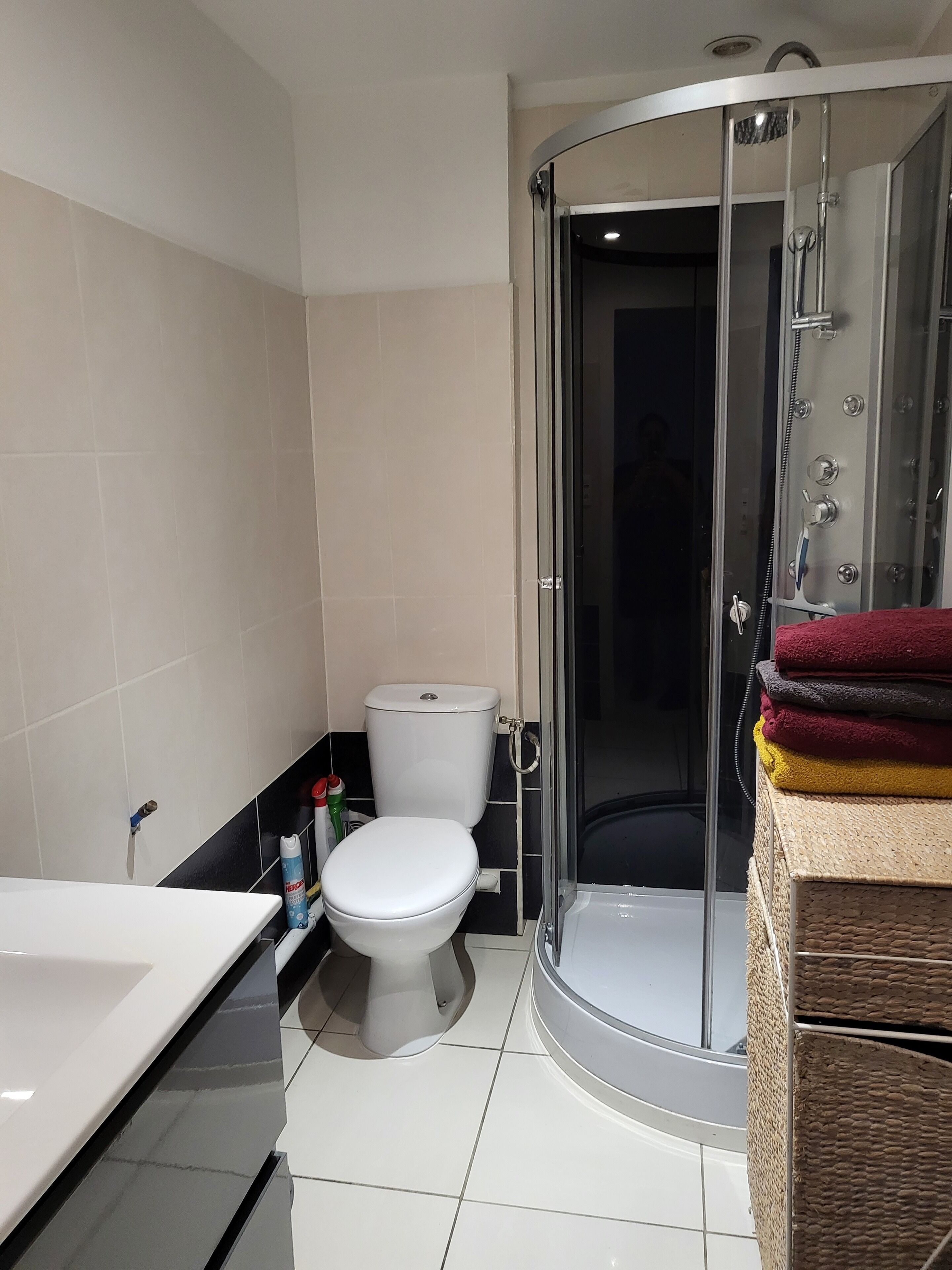 Douche, sèche-cheveux, serviettes fournies, savon