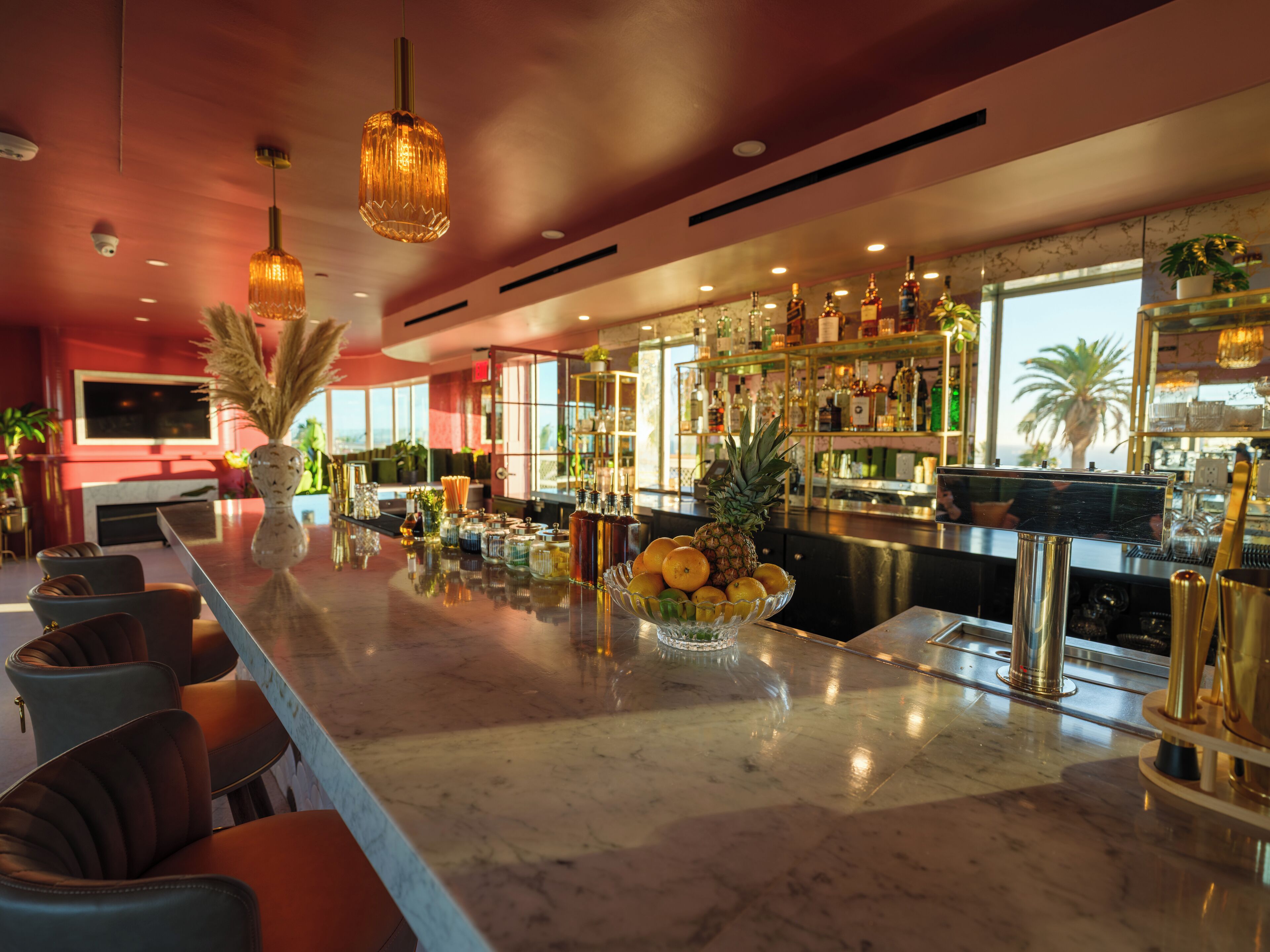 Bar al terrat amb vistes al mar que obre en dies determinats 