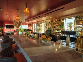 Bar en la azotea, con vista al mar, abre solo algunos días