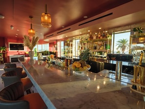 Bar met dakterras, uitzicht op de zee, op bepaalde dagen geopend